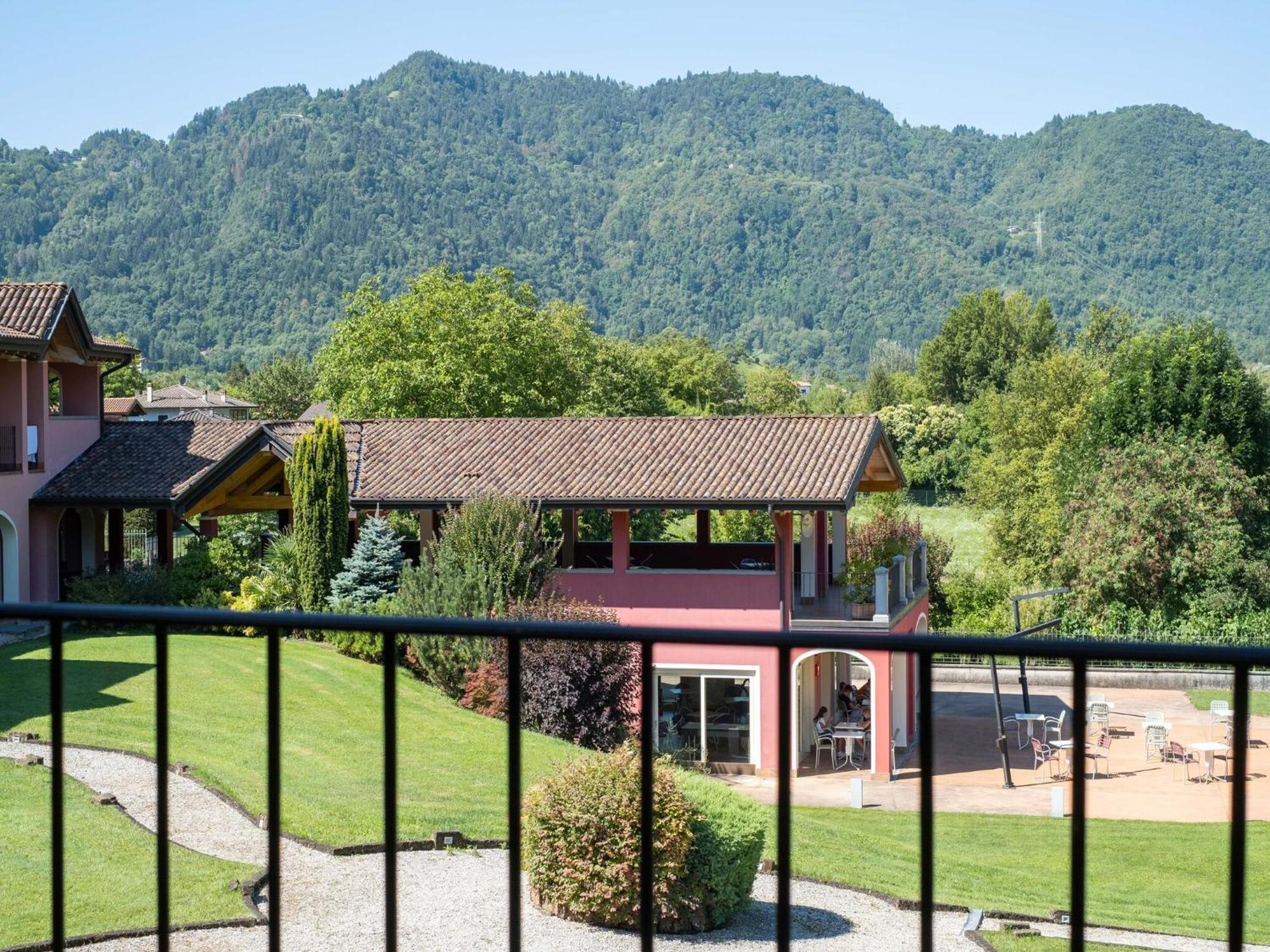 Spacious Apartment In Idro With Shared Pool Crone Eksteriør billede