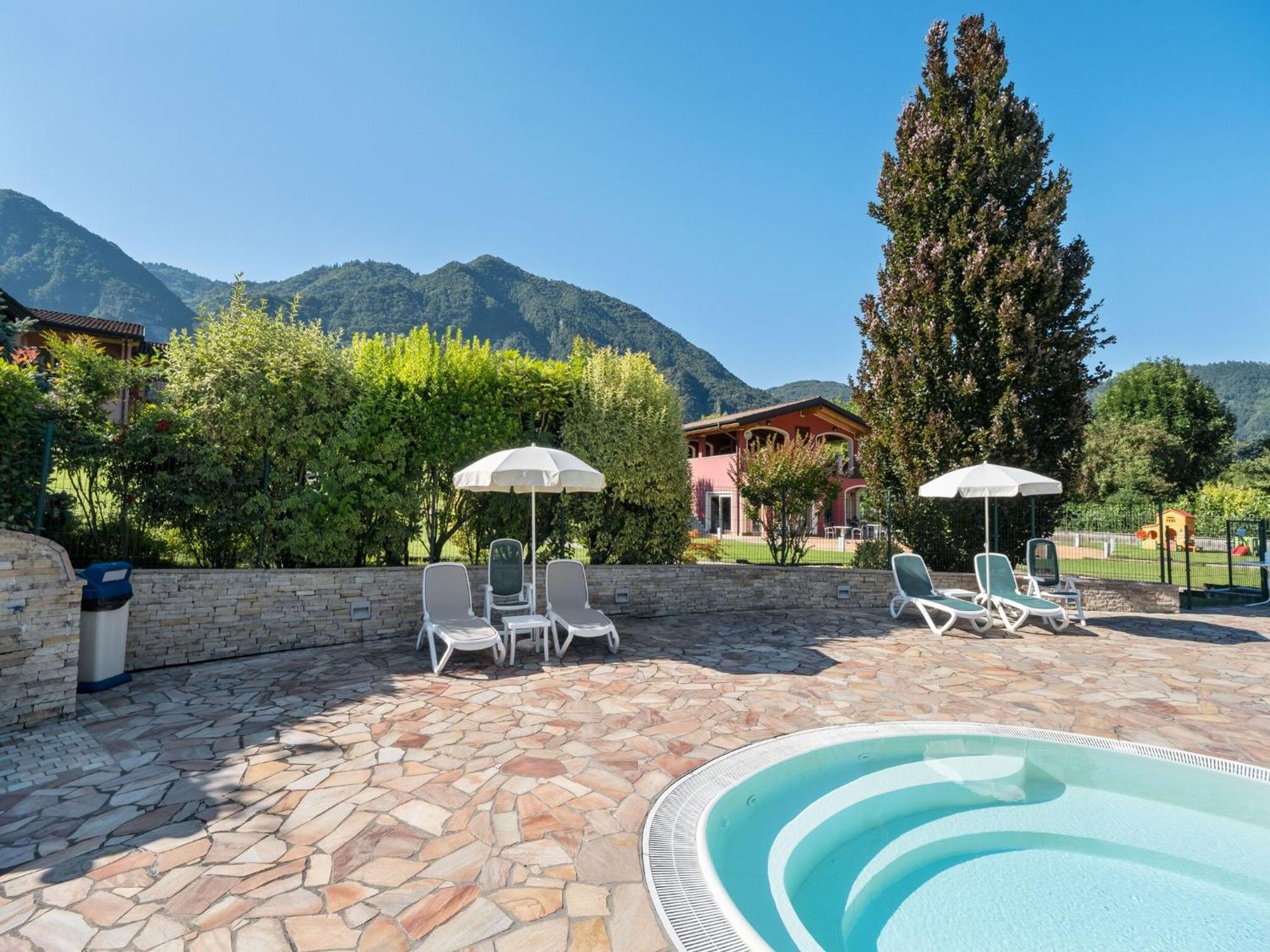 Spacious Apartment In Idro With Shared Pool Crone Eksteriør billede