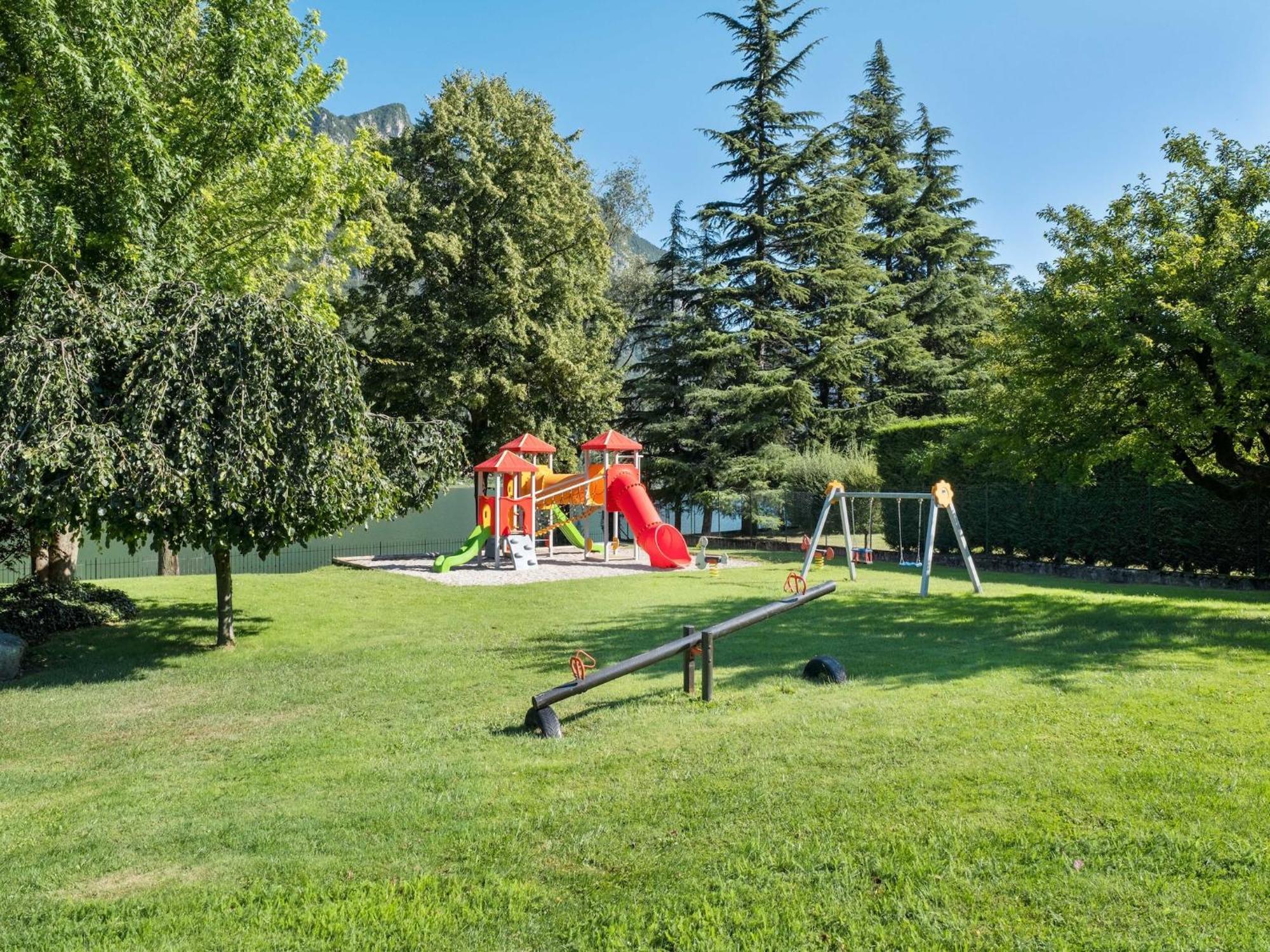Spacious Apartment In Idro With Shared Pool Crone Eksteriør billede