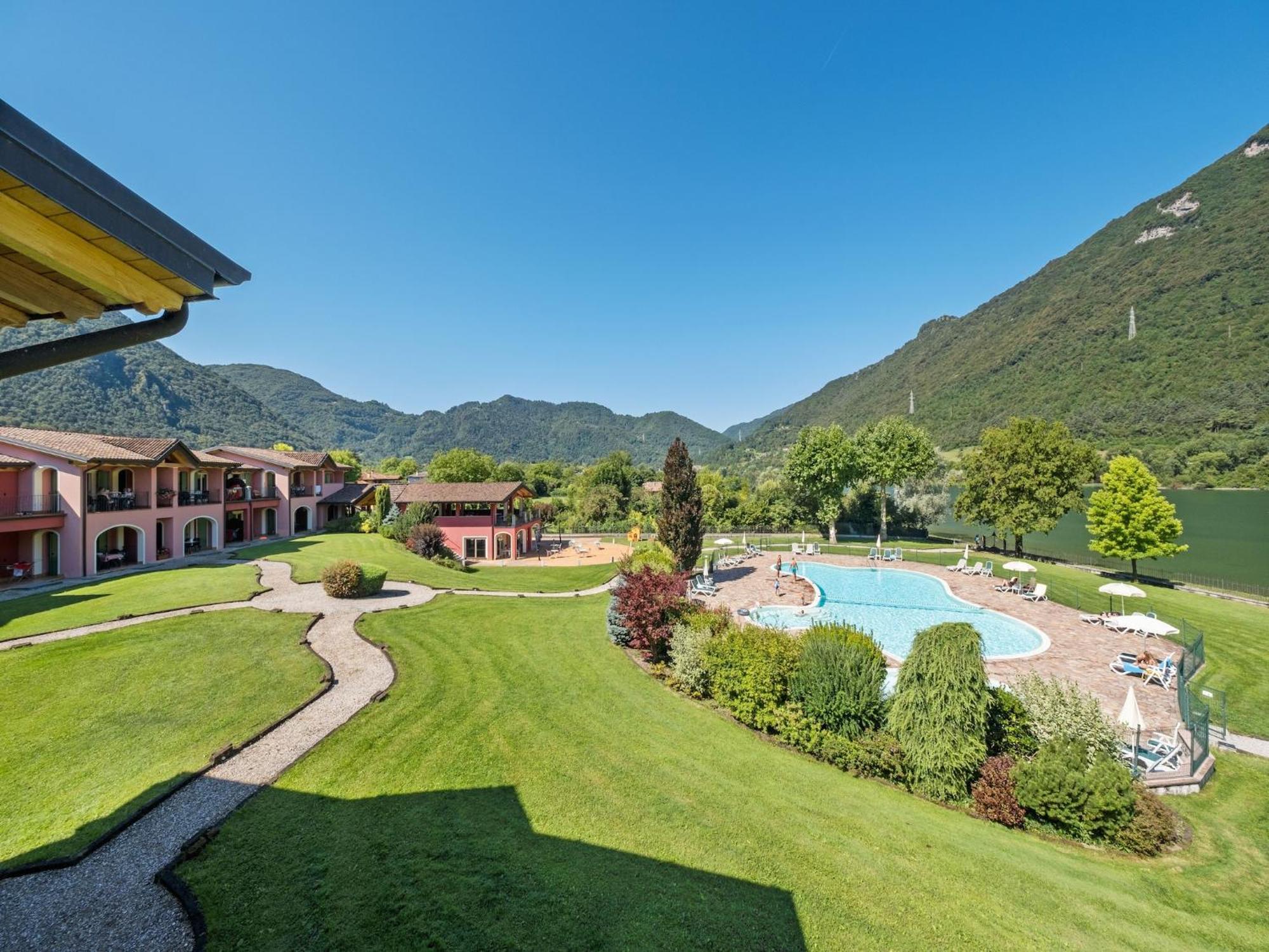 Spacious Apartment In Idro With Shared Pool Crone Eksteriør billede