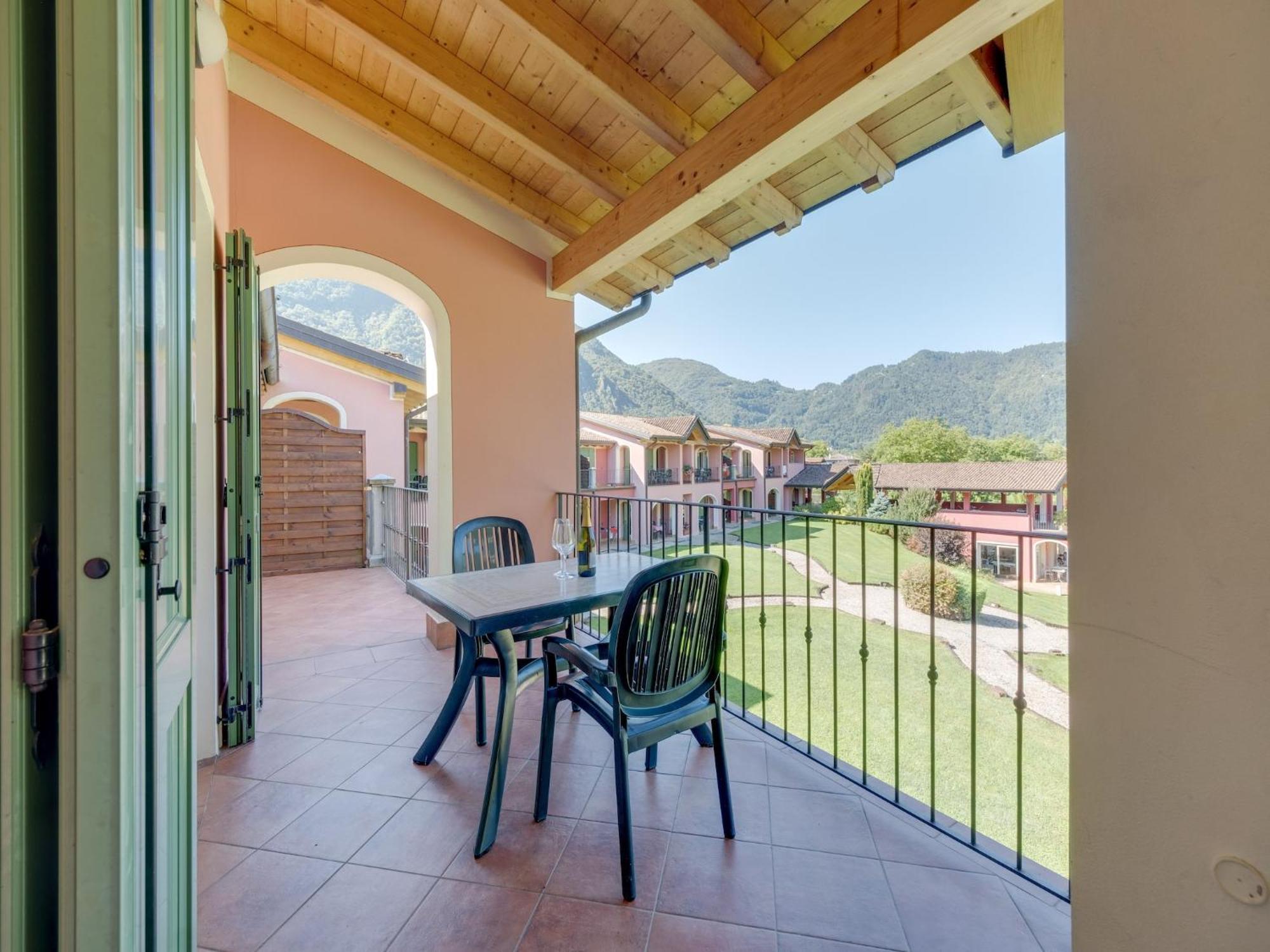 Spacious Apartment In Idro With Shared Pool Crone Eksteriør billede